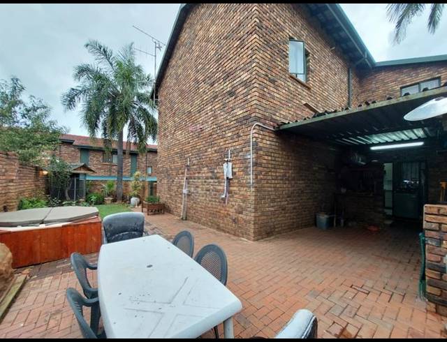 4 BEDROOM TOWNHOUSE FOR SALE IN MAGALIESKRUIN